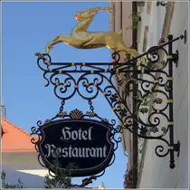 Kamenz. Wirtshausschild des Hotel und Restaurant Goldener Hirsch am Markt. 24.06.2016