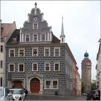 Grlitz. Das Gebude Peterstrae 7 steht an der Ecke zur Nikolaistrae mit dem Nikolaiturm im Hintergrund. Das Rundbogenportal wird auf das Jahr 1544 datiert. 20.06.2016