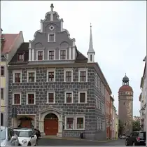 G�rlitz. Das Geb�ude Peterstra�e 7 steht an der Ecke zur Nikolaistra�e mit dem Nikolaiturm im Hintergrund. Das Rundbogenportal wird auf das Jahr 1544 datiert. 20.06.2016