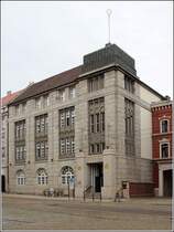 Grlitz. Das im Jugendstil errichtete Sparkassengebude - direkt neben dem Gerichtsgebude an der Westseite des Postplatzes gelegen - wurde 1913 fertiggestellt. 20.06.2016