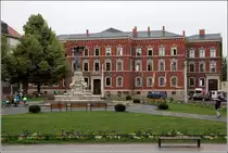 G�rlitz. Das Gerichtsgeb�ude an der Westseite des Postplatzes wurde 1865 bezogen. Davor ist der  Muschelminna  genannte Brunnen zu erkennen. 20.06.2016