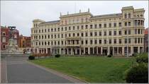Grlitz. Dieser sptklassizistische Bau an der Nordseite des Postplatzes stammt aus dem Jahr 1868. Zeitweise wurde der Mittelteil des Gebudes als Hotel genutzt. Am linken Bildrand ist der  Muschelminna  genannte Brunnen zu erkennen. 20.06.2016