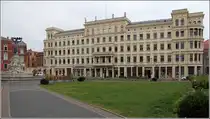G�rlitz. Dieser sp�tklassizistische Bau an der Nordseite des Postplatzes stammt aus dem Jahr 1868. Zeitweise wurde der Mittelteil des Geb�udes als Hotel genutzt. Am linken Bildrand ist der  Muschelminna  genannte Brunnen zu erkennen. 20.06.2016