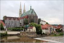 Grlitz. Die Peterskirche thront ber der Neie mit der Vierradenmhle. Links daneben ist das Waidhaus, der ltestes erhaltene Profanbau der Stadt, zu sehen. Aufgenommen von der Altstadtbrcke ins polnische Zgorzelec. 20.06.2016