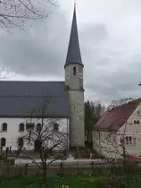 F�ching, St. Johannes Kirche, barocker Wandpfeilersaal mit eingezogenem Polygonalchor und Westturm, erbaut von 1664 bis 1671, Turmunterbau sp�tgotisch, Oberteil barock, Spitzhelm Ende 19. Jahrhundert (17.04.2016)