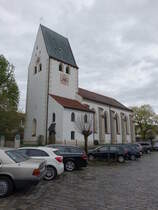 Oberhaching, St. Stephan Kirche, Romanische Chorturmkirche mit angefgter zweigeschossiger Sakristei, 13. Jahrhundert, Neubau des barocken Langhauses mit Strebepfeiler durch Georg Persch von 1725 bis 1726 (17.04.2016)