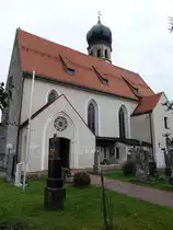 Oberwarngau, St. Johannes Kirche, sp�tgotischer netzgew�lbter Saalbau mit leicht eingezogenem Chor und n�rdlichem Zwiebelturm, um 1500, mit barocker Ausstattung (17.04.2016)