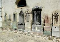 Trzic, historische Grabplatten an der Kirche Maria Verkndigung, Juni 2016