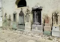 Trzic, historische Grabplatten an der Kirche Maria Verk�ndigung, Juni 2016