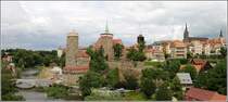 Bautzen. Panorama mit v.l. dem weien Turm der Ortenburg im Hintergrund, der Alten Wasserkunst, dem Turm der Michaeliskirche, dem Wasserturm, dem Turm des Doms St. Petri und dem Turm des Rathauses. Aufgenommen von der Friedensbrcke am 22.06.2016.