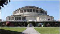 Breslau. Im Zentrum des Messegelndes steht die 1911-1913 aus Stahlbeton errichtete Jahrhunderthalle. Sie gehrt zum UNESCO-Weltkulturerbe. Die Kuppel hat eine freie Spannweite von 65 m. Das Fassungsvermgen betrgt 20.000 Personen auf Stehpltzen, bzw. 6.000 Personen auf Sitzpltzen. 23.06.2016