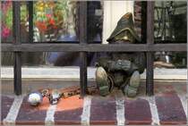 Breslau. Auf Bronzezwerge stsst man in der Innenstadt hufiger. Hier steckt einer im ehemaligen Gefngnis in der Wiezienna. 23.06.2016