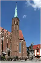 Breslau. Die Kreuzkirche (poln. Kolegiata św. Krzyża i św. Bartłomieja) auf der Dominsel hat eine bis ins 13. Jahrhundert zur�ckreichende Baugeschichte. Davor steht der Nepomukbrunnen. 23.06.2016