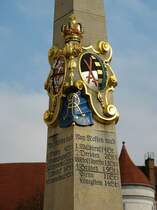 Detail von der Kurschsischen Postmeilensule aus dem Jahr 1727 in Nossen; das Monogramm AR bedeutet: Augustus Rex, also Knig August (der Starke) von Sachsen und Polen, daher die beiden Wappen;  die Zeitangaben fr die jeweiligen Distanzen verstehen sich fr Reisen mit der Postkutsche; 28.10.2007
