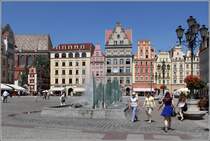 Breslau. Blick zu den Gebuden an der Nordseite des Rings. Davor ein moderner Brunnen. 23.06.2016