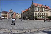 Breslau. Das Neue Rathauses wurde Mitte des 19. Jahrhunderts erbaut. Dahinter die Huser an der Nordseite des Rings. 23.06.2016
