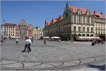 Breslau. Das Neue Rathauses wurde Mitte des 19. Jahrhunderts erbaut. Dahinter die H�user an der Nordseite des Rings. 23.06.2016