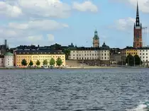 Unweit vom Stockholmer Dom, ebenfalls auf der Altstadtinsel, befindet sich die Deutsche Kirche (Tyska Kyrkan), eigentlich St. Gertrud genannt. Gesehen vom Schiff am 20. Juni 2016.