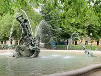 Der Mariatorget (dt. Marienplatz) ist ein kleiner Stadtpark in S�dermalm, Stockholm. 
Der Brunnen in der Mitte des Platzes wird durch eine 1903 aufgestellte Skulptur namens „Tors fiske“ gekr�nt und stellt den skandinavischen Gott Thor dar und zeigt, wie er die Seeschlange J�rmungandr erlegt. Bild vom 21.06.2016.
