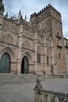 GUADALUPE (Provincia de Cceres), 05.10.2015, Blick auf das Hauptportal der in das UNESCO-Weltkulturerbe aufgenommenen Wallfahrtskirche