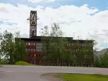 22. Juni 2016, das Rathaus von Kiruna mit dem Glockenturm. Das Rathaus wird in Krze abgerissen, der Turm wird jedoch separat demontiert und soll dann auf das neue Rathaus in der neuen Stadt Kiruna wieder aufgebaut werden. 