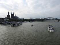 KLN-WELTSTADT AM RHEIN mit Dom und Hohenzollernbrcke,hier am 16.7.2016-
die Schiffe bereiten sich auf die Parade fr die  Klner Lichter  vor....