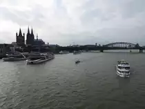 KLN-WELTSTADT AM RHEIN mit Dom und Hohenzollernbrcke,hier am 16.7.2016-
die Schiffe bereiten sich auf die Parade fr die  Klner Lichter  vor....