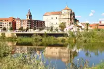 TALAVERA DE LA REINA (Provincia de Toledo), 08.10.2015, Blick ber den Rio Tajo auf Teile der Altstadt