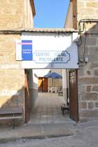 ALDEANUEVA DE BARBARROYA (Provincia de Toledo), 08.10.2015, ein kleines Dorf unweit von Talavera de la Reina; hier die Dorfkneipe als Sozialeinrichtung und vor allem auch mit sozialen Preisen