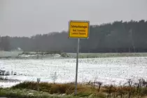 ORANIENBURG (Landkreis Oberhavel), 28.11.2015, einsam und verlassen ein Ortseingangsschild im Ortsteil Schmachtenhagen