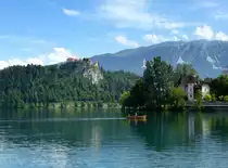 Bled, Blick vom sdlichen Seeufer zur Burg, Juni 2016