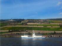  Blick von der Fhre auf das Niederwald-Denkmal bei Rdesheim am 25.10.2006.
Im Vodergrund: die Bingen-Rdesheimer Personenfhre.

