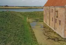 Wassergraben am Mittelalterburg Spttrup Slot auf der Halbinsel Saline. Bild vom Analogfoto. Aufnahme: Juli 2003.