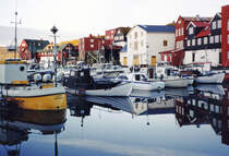 Die Innenstadt von Trshavn von der Strae Havnargata aus gesehen. Bild vom Analogfoto. Aufnahme: August 1995.
