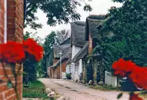 Typisches Straenbild in Nieblum auf der Nordseeinsel Fhr. Bild vom Negativ. Aufnahme: August 1999.