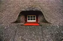 Reetdach mit Fenster im Dr.-Carl-Haeberlin-Friesen-Museum in Wyk auf Fhr. Bild vom Negativ. Aufnahme: Juli 1999.