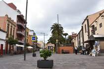 SAN CRISTBAL DE LA LAGUNA (Provincia de Santa Cruz de Tenerife), 29.03.2016, Blick in die Calle las Candilas, rechts die Sdseite der Iglesia-Parroquia Matriz de Nuestra Seora de La Concepcin