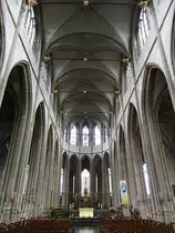 Dnkirchen, Chor der St. Eloi Kirche, Hauptaltar von 1809, Bleiglasfenster von Pierre Gaudin (13.05.2016)