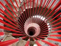 Ljubljana, ber diese eiserne Wendeltreppe gelangen die Besucher auf die Spitze des Aussichtsturmes der Burganlage, Juni 2016