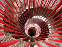 Ljubljana, �ber diese eiserne Wendeltreppe gelangen die Besucher auf die Spitze des Aussichtsturmes der Burganlage, Juni 2016