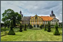 Das Schloss Hundisburg ist eines der bedeutendsten Barockschl�sser in Sachsen-Anhalt. Es entstand zwischen 1693 und 1712 aus einer mittelalterlichen Burganlage. An das Schloss grenzen ein Barockgarten sowie ein weitl�ufiger Landschaftspark an. (Hundisburg, 30.07.2016)