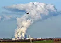 RWE-Dampfwolke vom Braunkohlekraftwerk Niederau�em...und ein SAR-Hubschrauber fliegt passend durch`s Bild. 03.12.2015