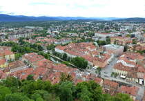 Ljubljana, Blick von der Burg auf die Stadt mit dem Neuen Platz (Novi trg) im Vordergrund, links ein Teil des Flues Ljubljancia, Juni 2016