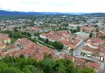 Ljubljana, Blick von der Burg auf die Stadt mit dem Neuen Platz (Novi trg) im Vordergrund, links ein Teil des Flu�es Ljubljancia, Juni 2016