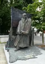 Ljubljana, das Denkmal f�r Ivan Hribar (1851-1941) steht nahe dem Ufer der Ljubljanica auf dem Neuen Platz, der Publizist war u.a. von 1896-1910 B�rgermeister der Stadt, Juni 2016