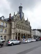 Saint-Quentin, Rathaus mit Fassade von 1509 im Flamboyantstil, Kampanile mit Glockenspiel aus dem 18. Jahrhundert (15.05.2016)