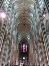 Saint-Quentin, Mittelschiff der Stiftskirche St. Quentin, Glasfenster von 1230 (15.05.2016)