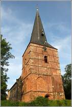 Der Turm der St.-Hippolyt-Kirche in Nordenham-Blexen im warmen Abendlicht des 28.05.2016