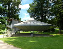 Kehl,  UFO ist gelandet , steht in den Parkanlagen am Rheinufer und wird fr Ausstellungen genutzt, 2014 zur Landesgartenschau errichtet, Juli 2016