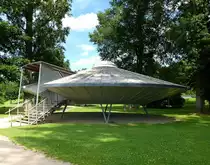 Kehl,  UFO ist gelandet , steht in den Parkanlagen am Rheinufer und wird f�r Ausstellungen genutzt, 2014 zur Landesgartenschau errichtet, Juli 2016